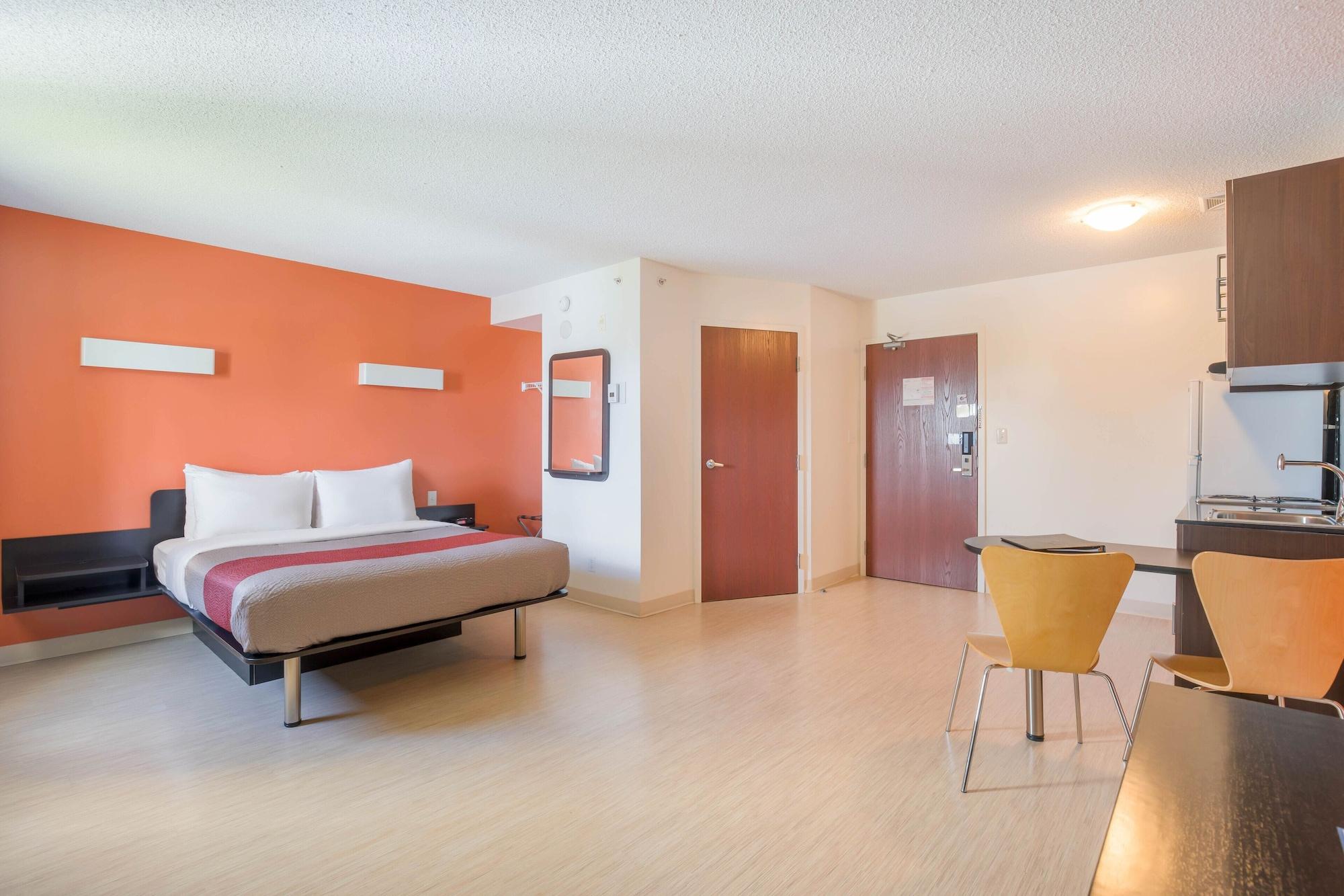 Hotel 6-kingston, On 2*