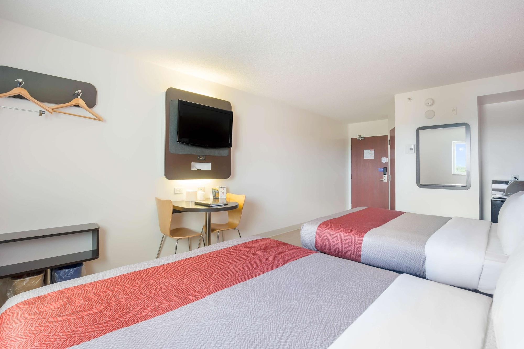 Hotel 6-kingston, On 2*