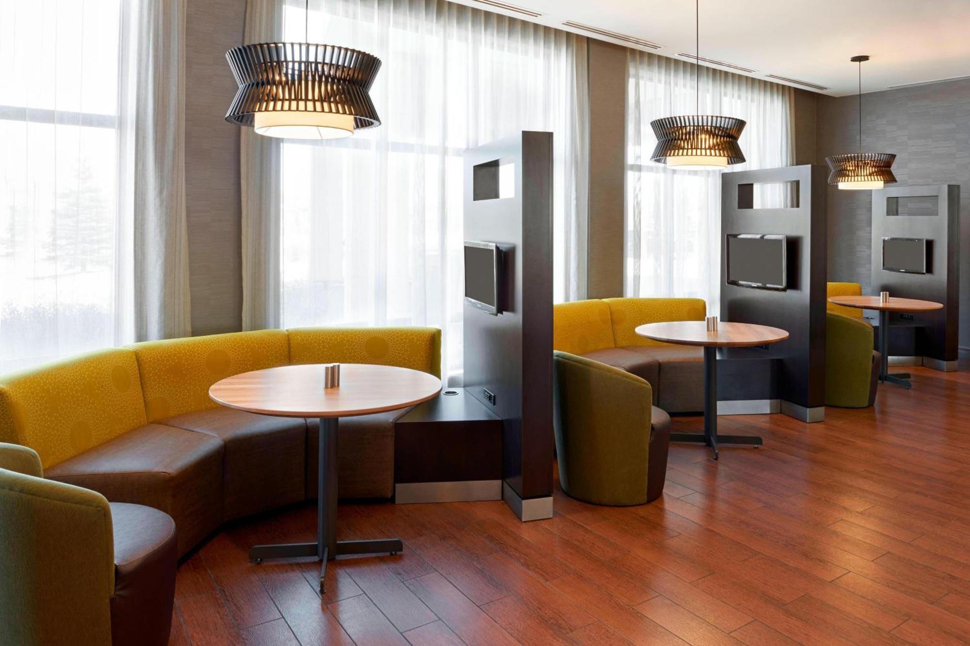 Courtyard By Marriott Highway 401 Hotel 3*
