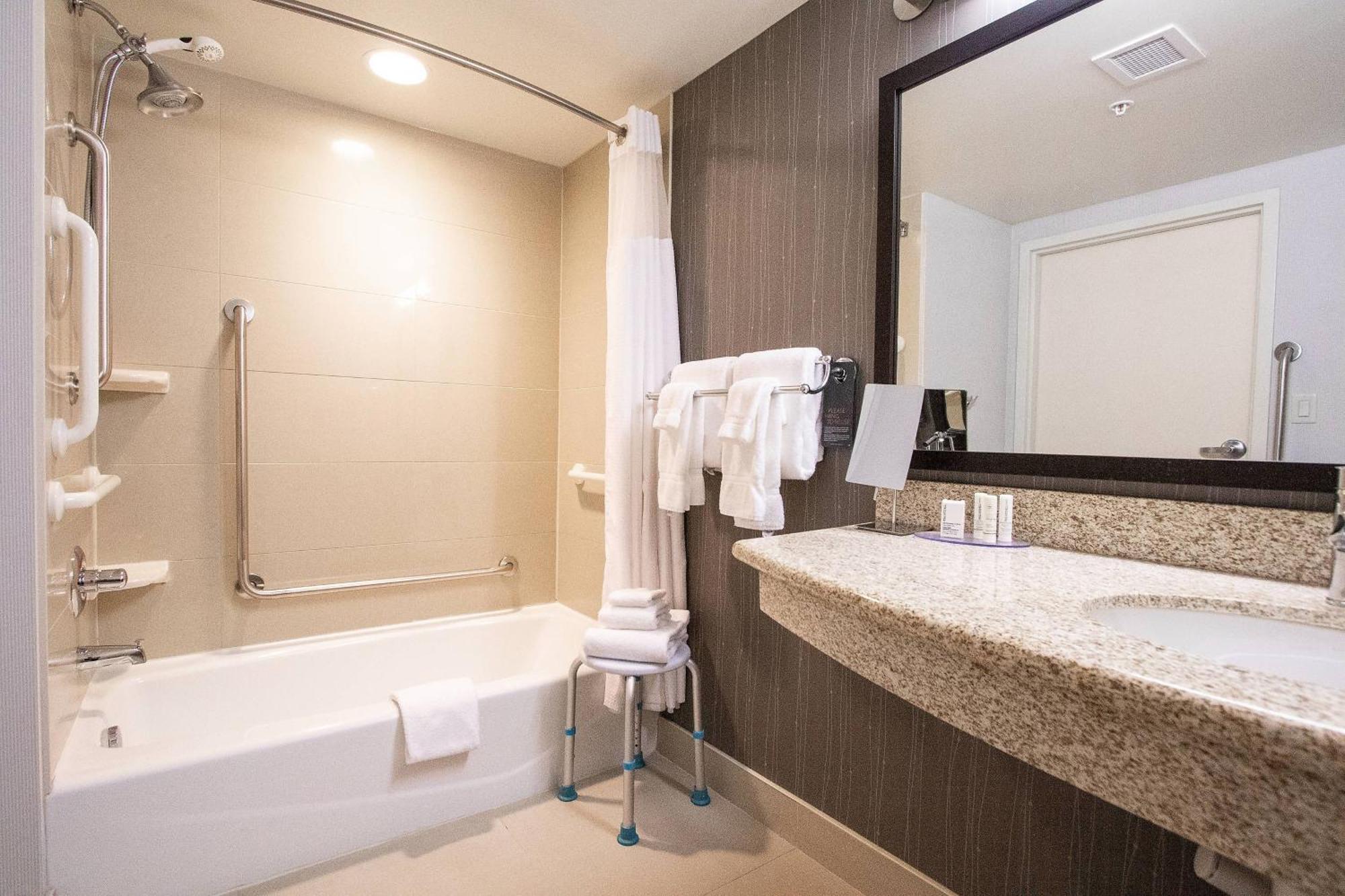 Courtyard By Marriott Highway 401 Hotel Kingston