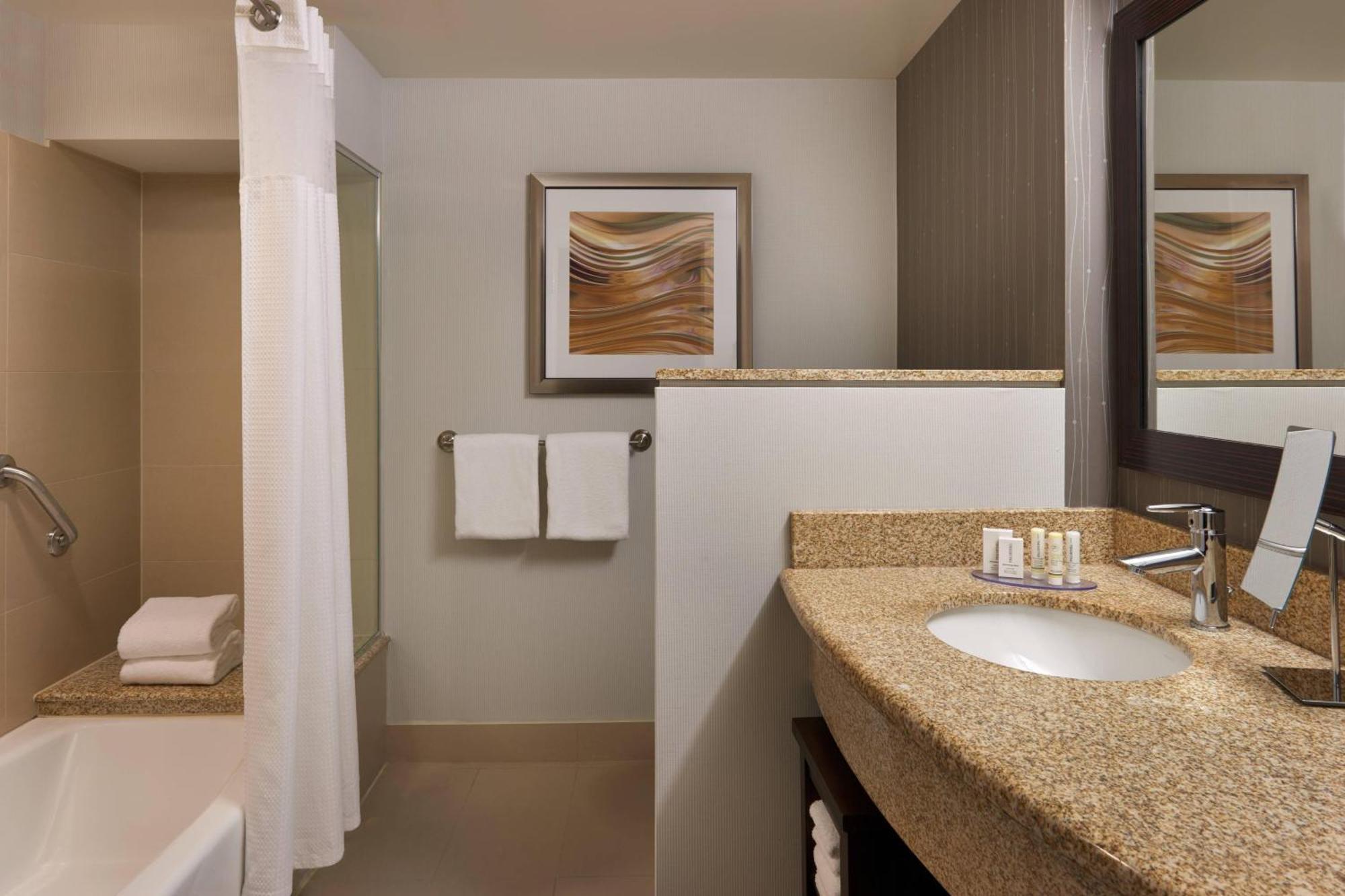 Courtyard By Marriott Highway 401 3*