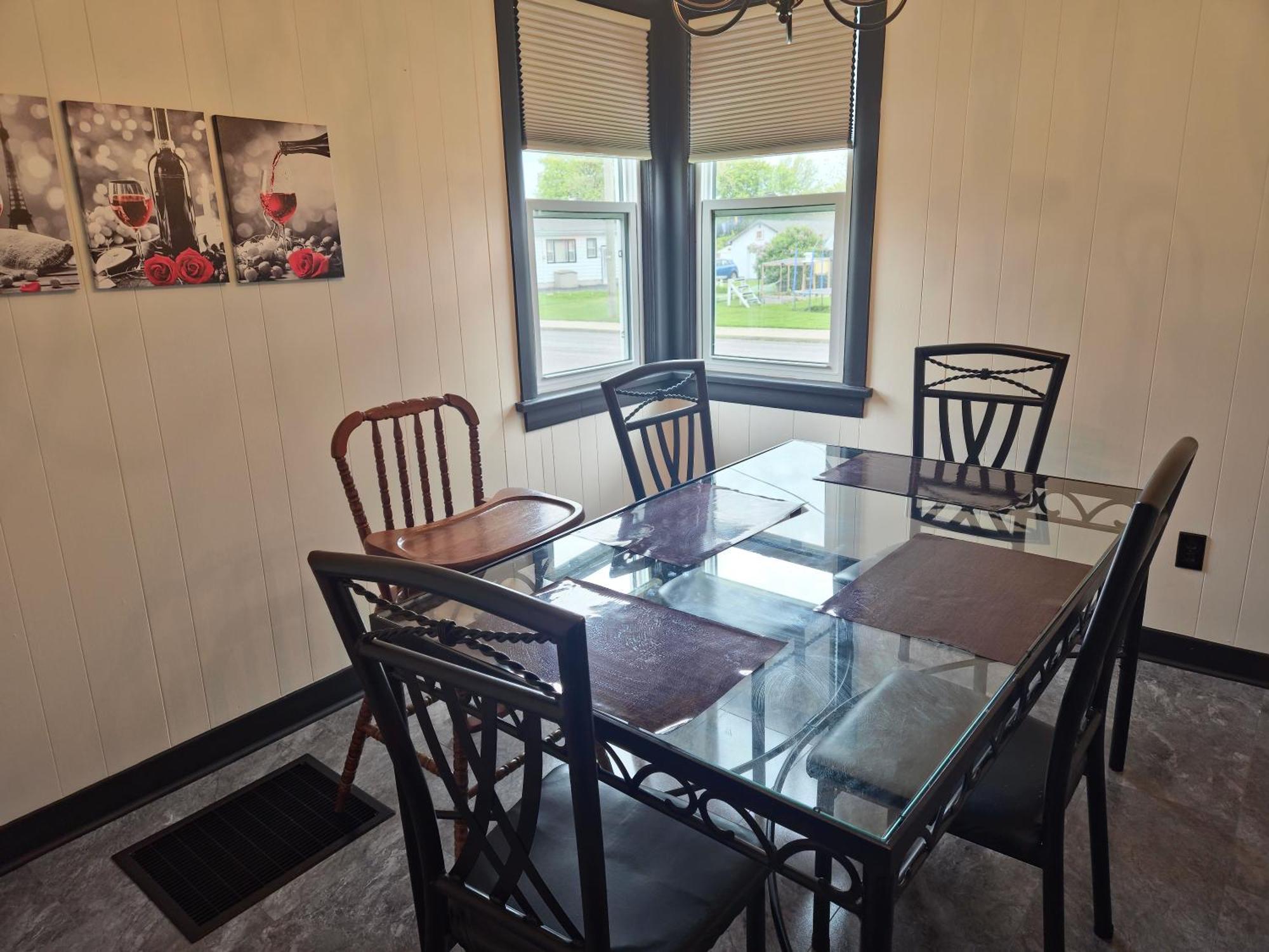 Charming Family & Pet Friendly Home, Minutes To Downtown Kingston