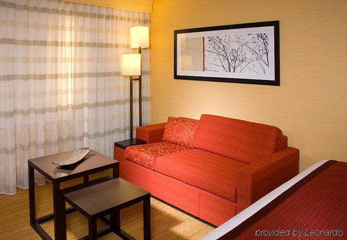 Courtyard By Marriott Highway 401 Hotel