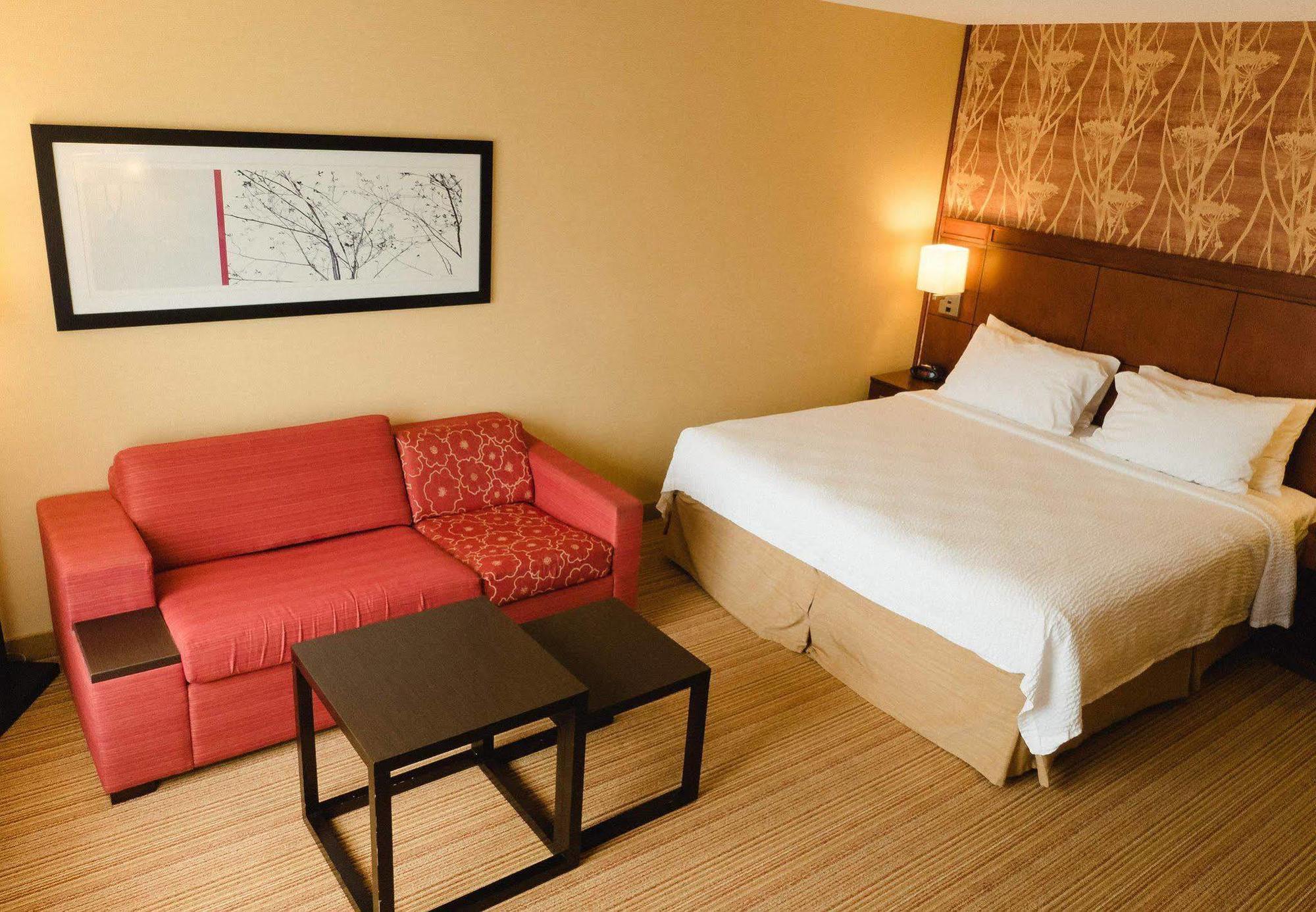 Courtyard By Marriott Highway 401 3* Kingston
