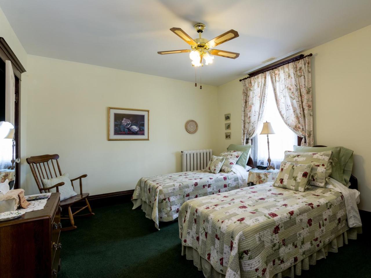 Green Woods Inn