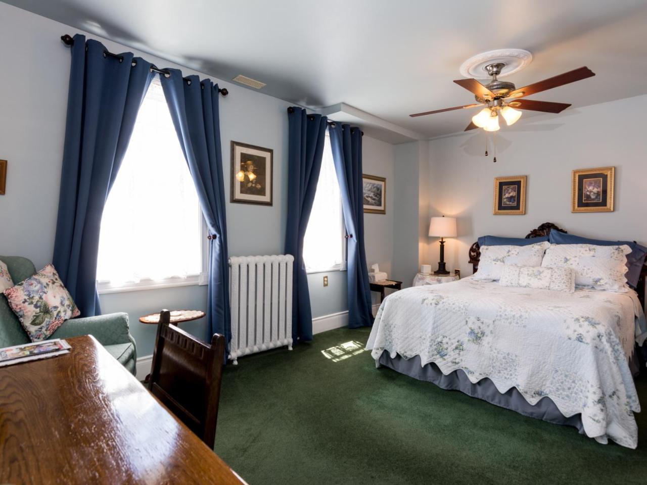 Green Woods Inn