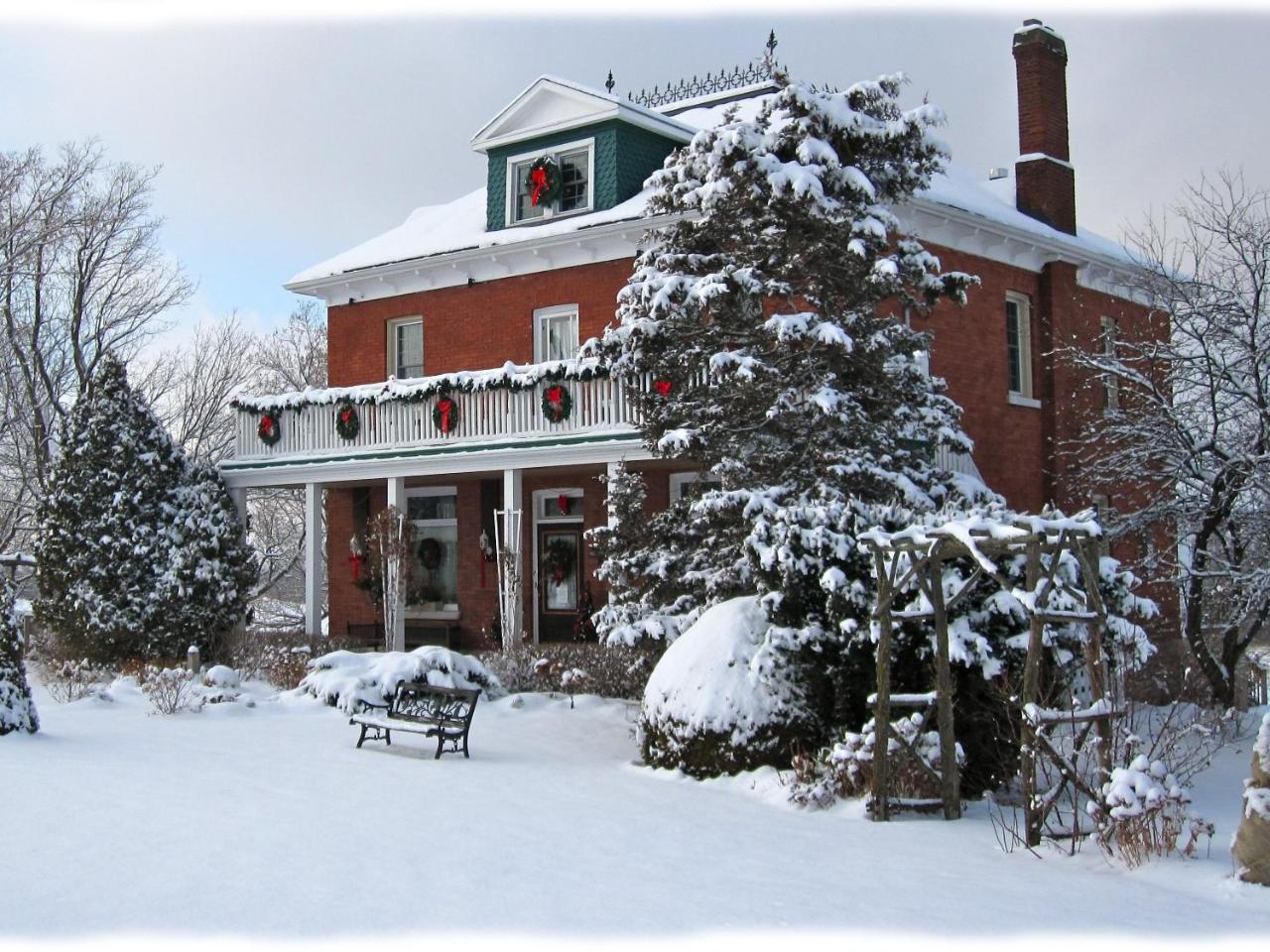 Inn Green Woods