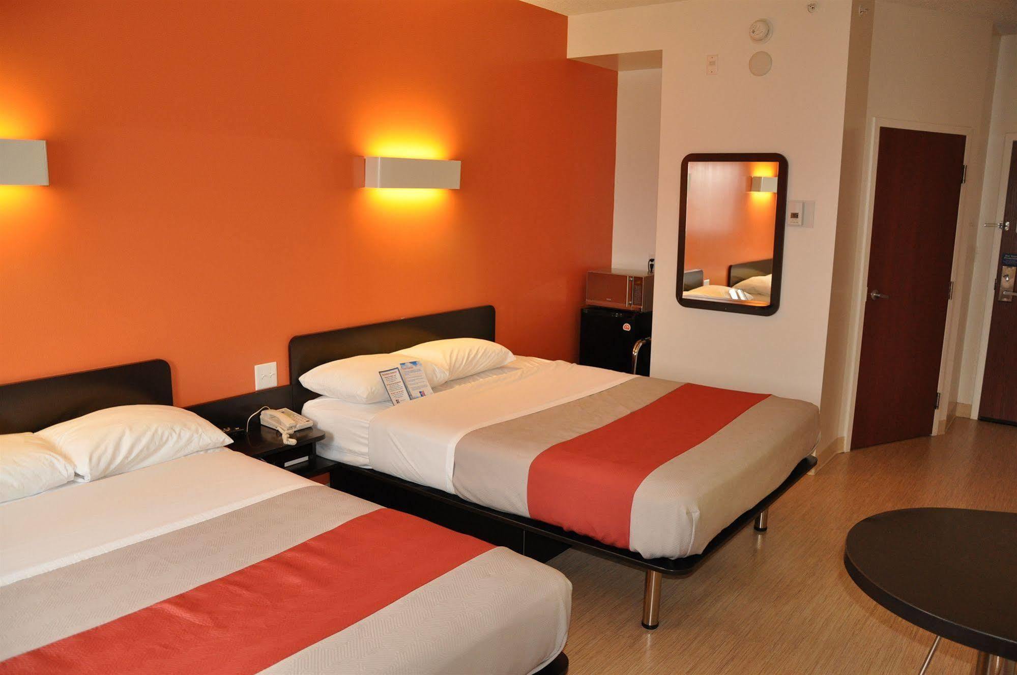 Hotel 6-kingston, On 2*