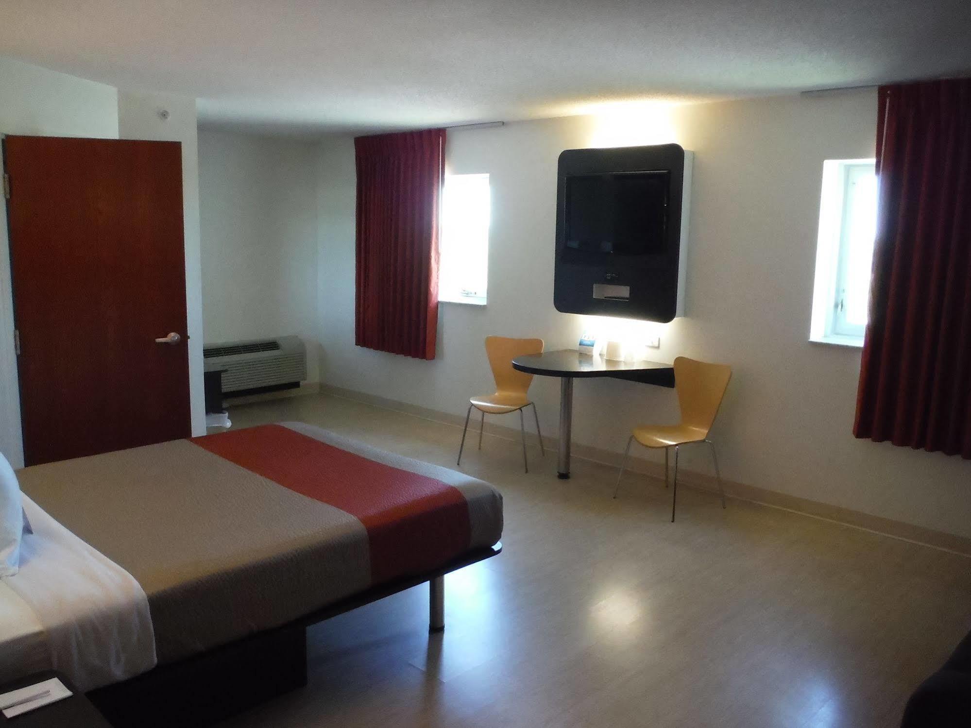 Hotel 6-kingston, On Kingston