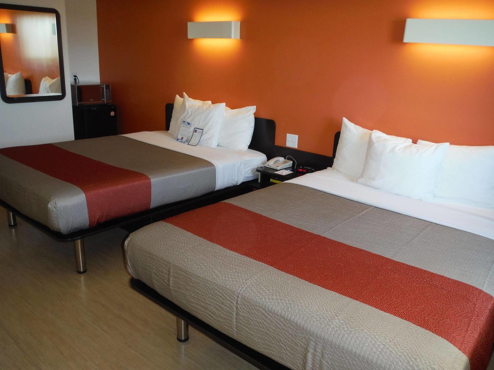 6-kingston, On Hotel