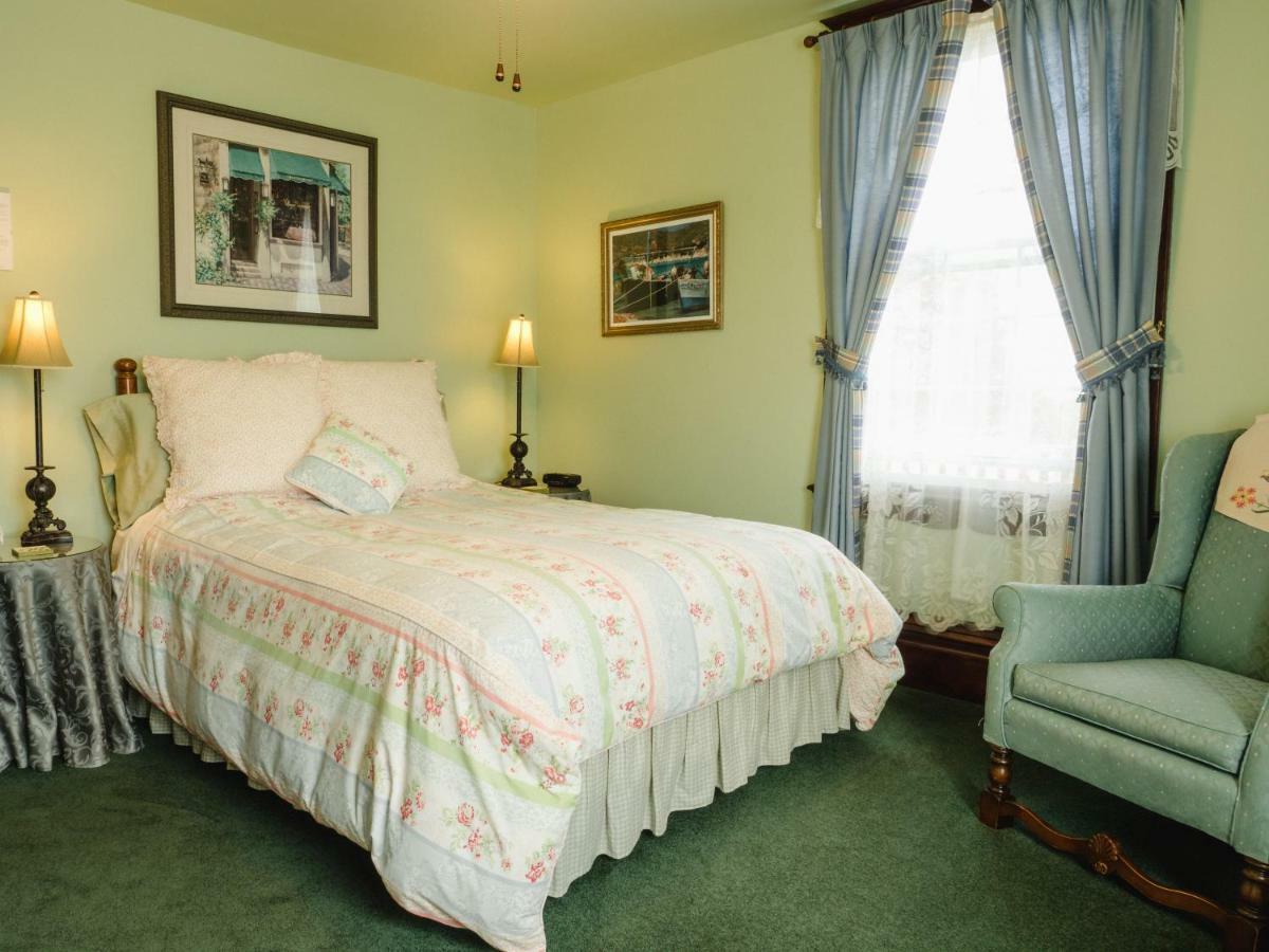 Inn Green Woods