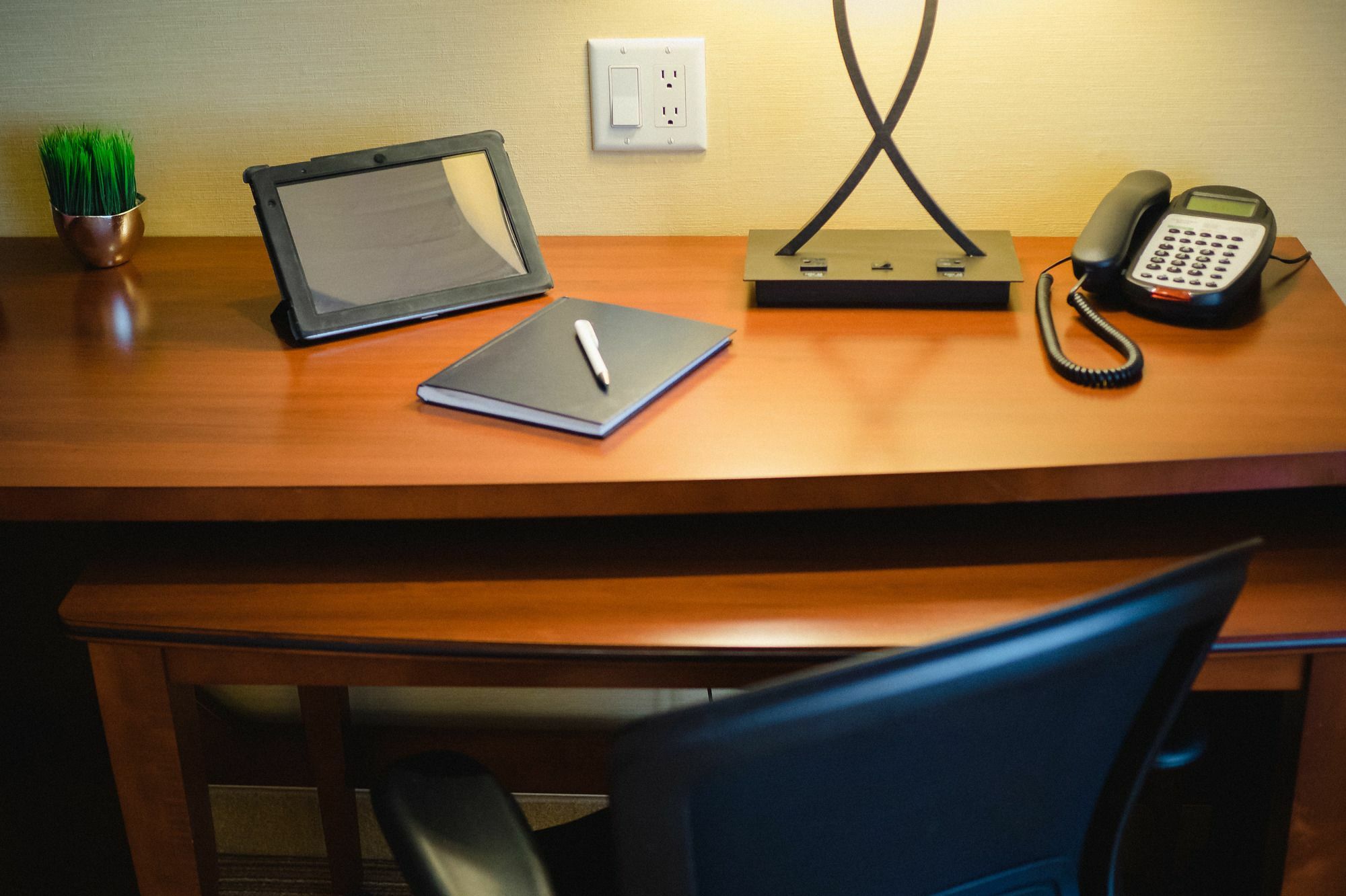 Courtyard By Marriott Highway 401 Hotel