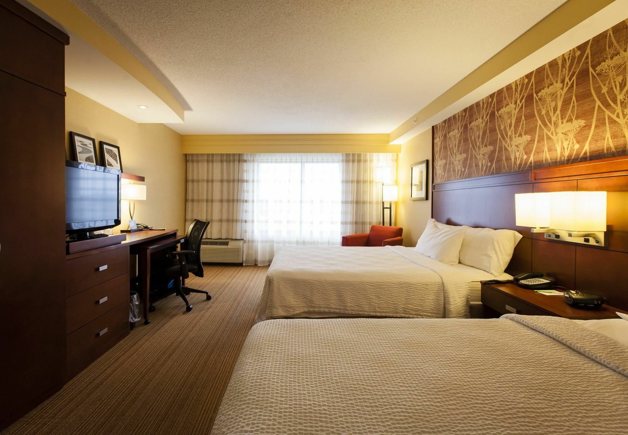 Courtyard By Marriott Highway 401 3*