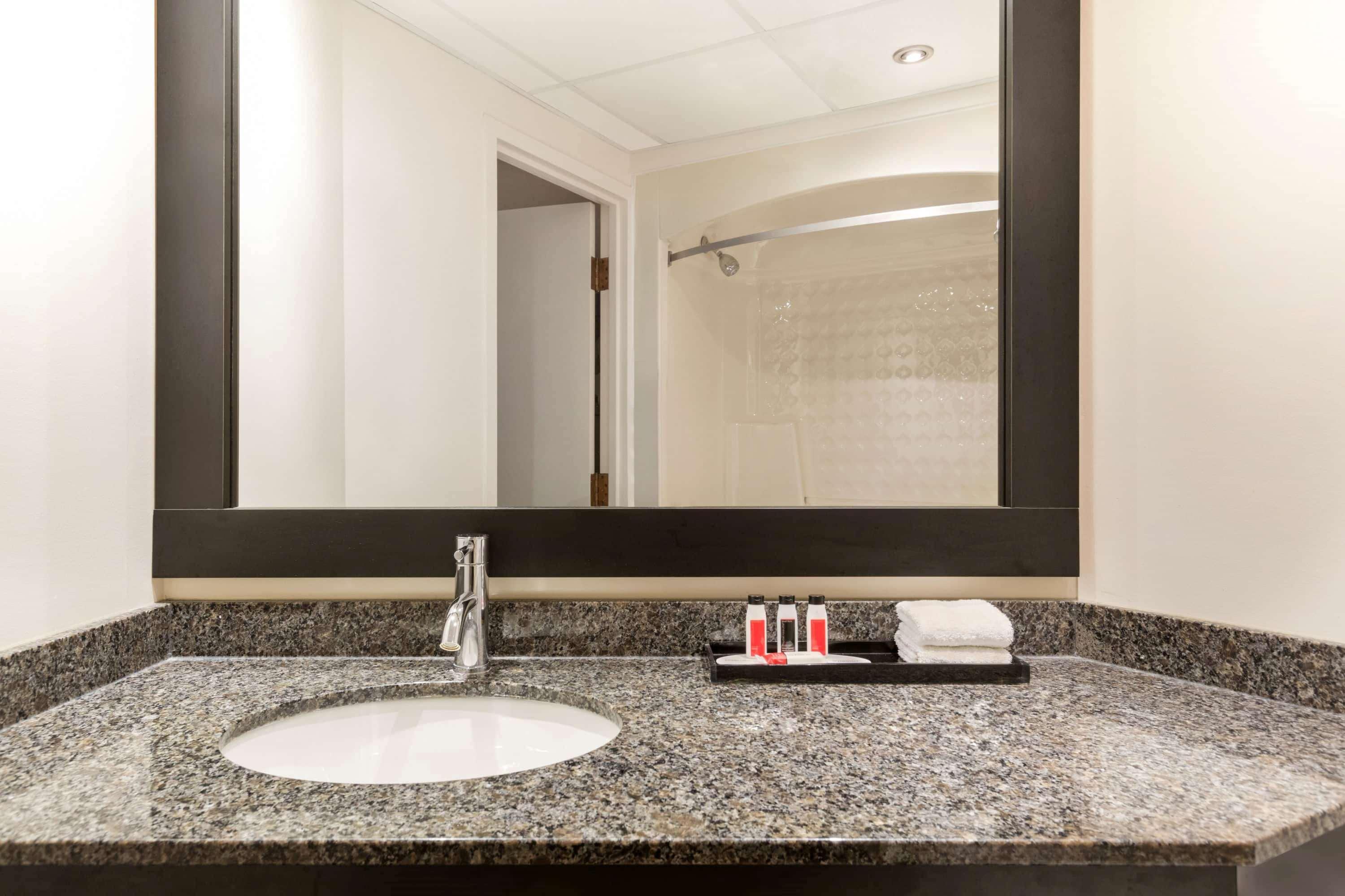 Travelodge By Wyndham Lasalle Hotel
