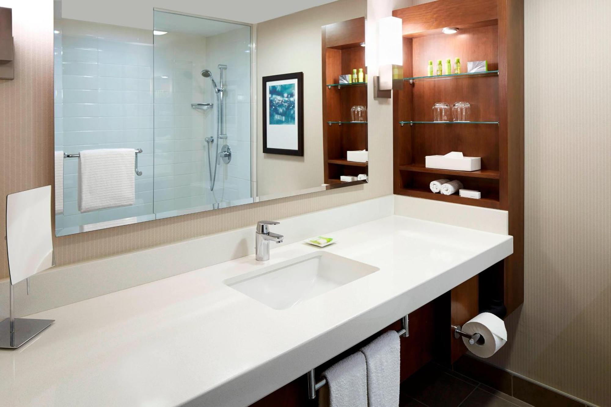 Delta By Marriott Waterfront Hotel 4*