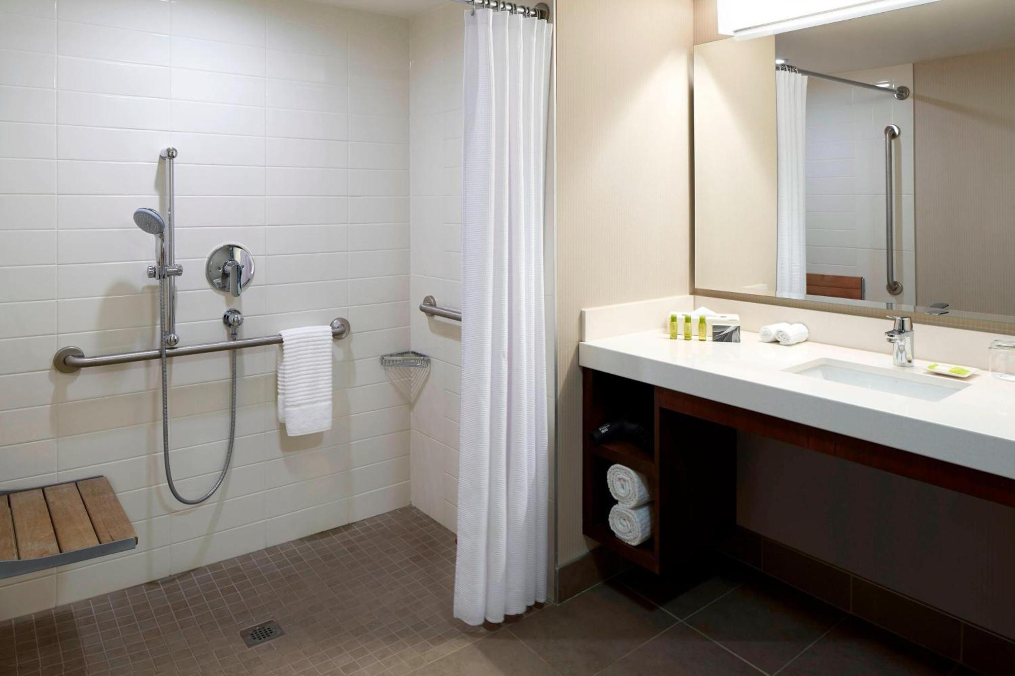 Delta By Marriott Waterfront Hotel Kingston