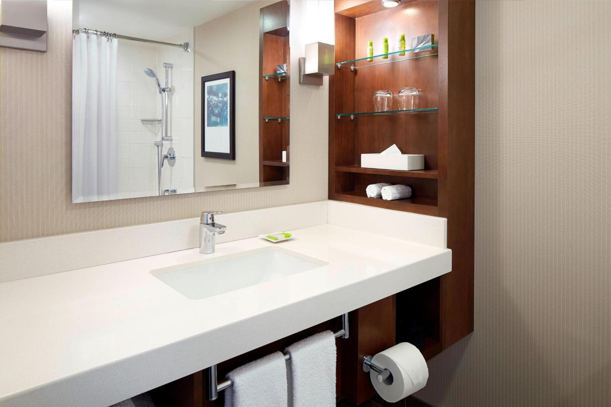 Delta By Marriott Waterfront Hotel Kingston