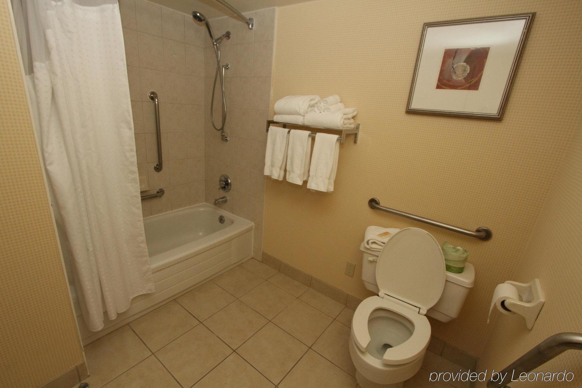Hotel Delta By Marriott Waterfront 4*